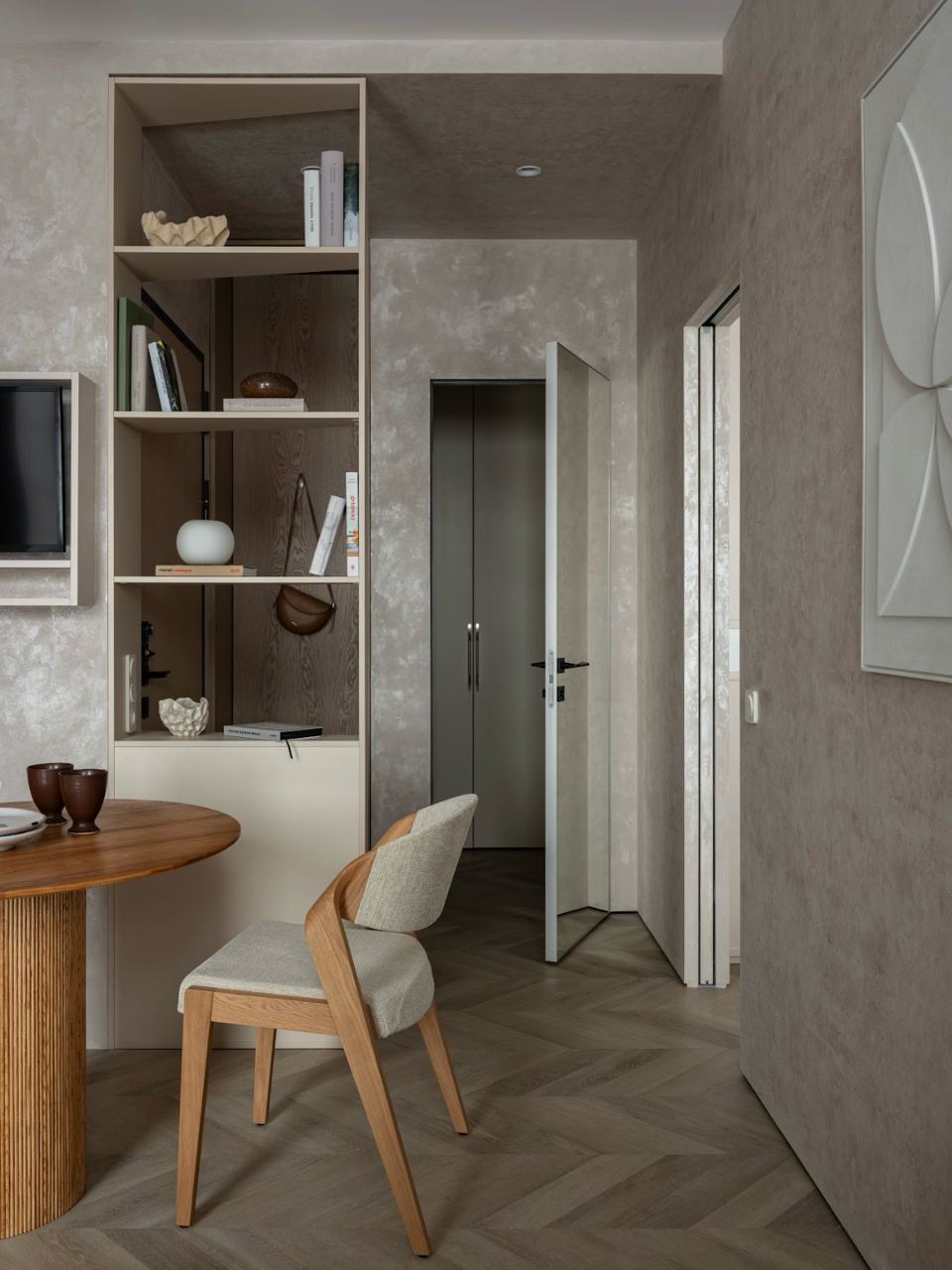 Кварцвиниловый SPC ламинат Vinilam Parquet Chevron Шеврон Сезар RI4445118CL4 французская елка 1293×305×8,5 фото в интерьере